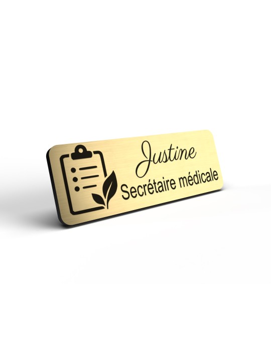 Badge personnalisé secrétaire médicale, motif accueil et santé, détail de la finition or brossé