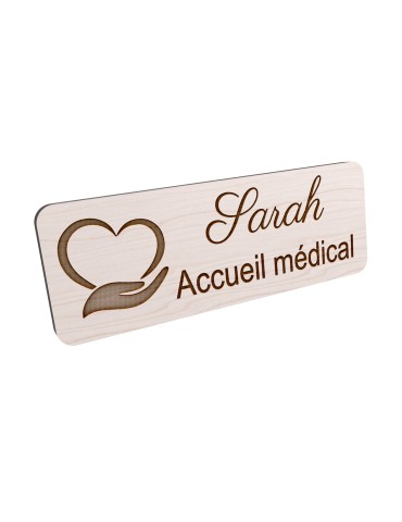 Badge personnalisé accueil médical, motif accueil et santé, vue en biais