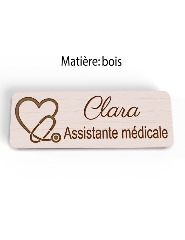 Badge personnalisé assistante médicale, motif accueil et santé, vue en biais 2