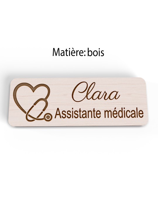 Badge personnalisé assistante médicale, motif accueil et santé, version bois vue à plat