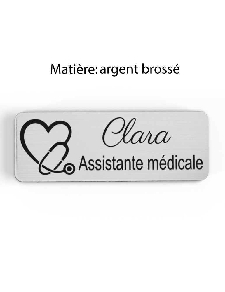 Badge personnalisé assistante médicale, motif accueil et santé, finition argent brossé