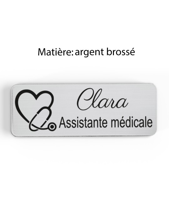 Badge personnalisé assistante médicale, motif accueil et santé, finition argent brossé