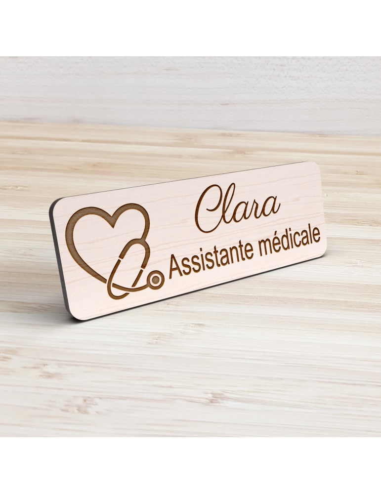 Badge personnalisé assistante médicale, motif accueil et santé, vue de présentation