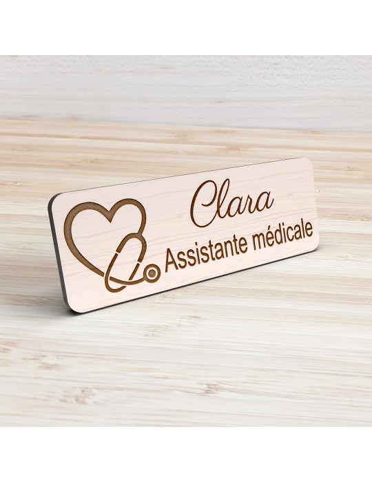 Badge personnalisé assistante médicale, motif accueil et santé, vue de présentation