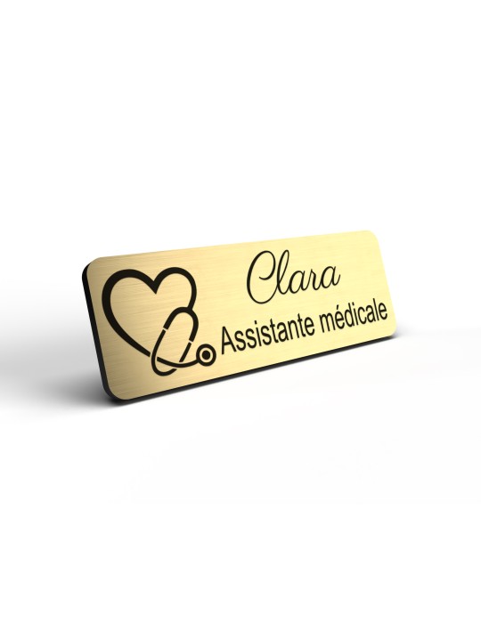 Badge personnalisé assistante médicale, motif accueil et santé, détail de la finition or brossé