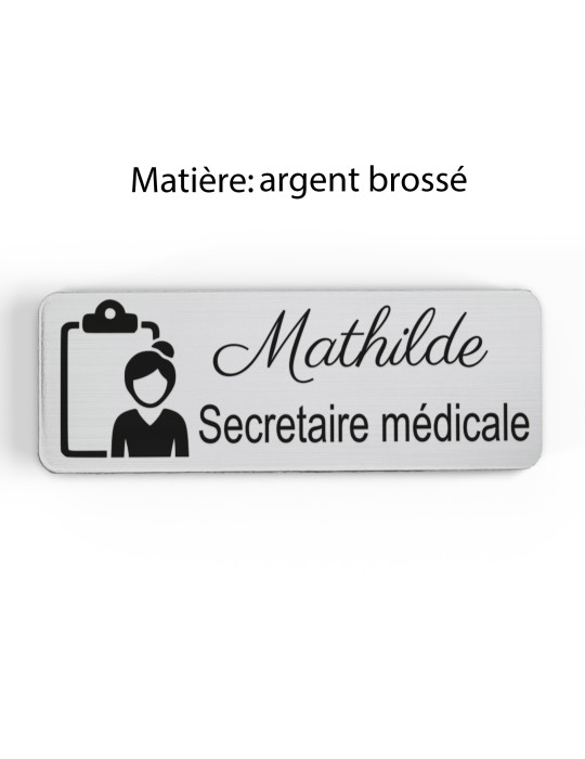Badge personnalisé secrétaire médicale, motif accueil et santé, finition argent brossé