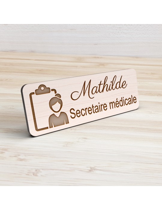 Badge personnalisé secrétaire médicale, motif accueil et santé, vue de présentation