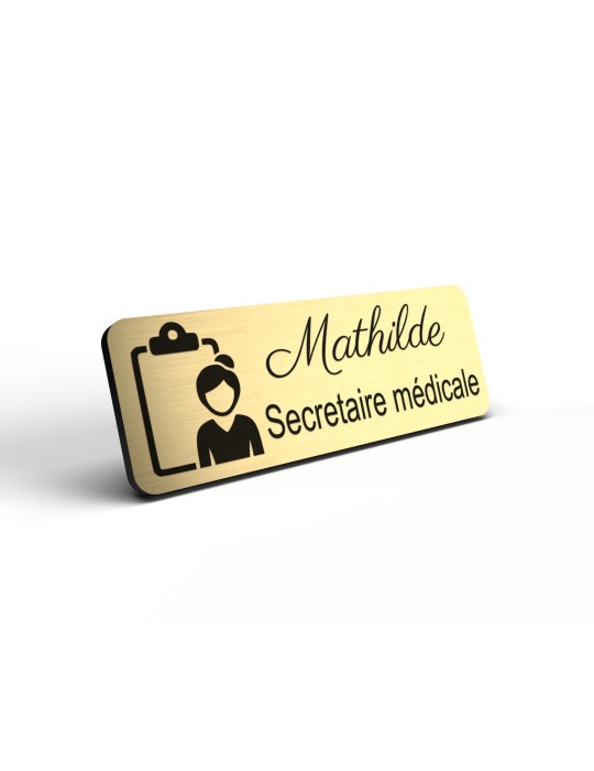 Badge personnalisé secrétaire médicale, motif accueil et santé, détail de la finition or brossé