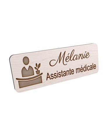 Badge personnalisé assistante médicale, motif accueil et santé, vue en biais