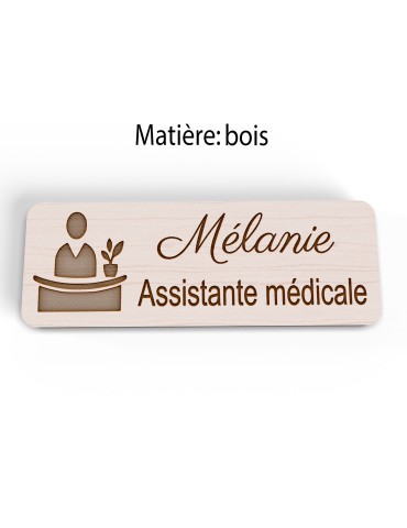 Badge personnalisé assistante médicale, motif accueil et santé, vue en biais 2