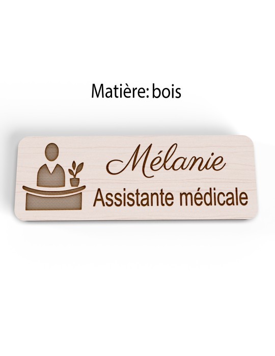 Badge personnalisé assistante médicale, motif accueil et santé, version bois vue à plat
