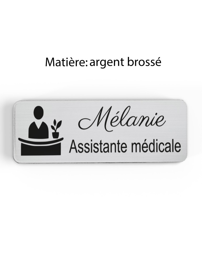 Badge personnalisé assistante médicale, motif accueil et santé, finition argent brossé