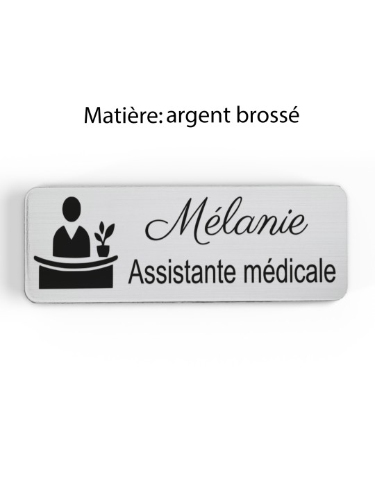 Badge personnalisé assistante médicale, motif accueil et santé, finition argent brossé