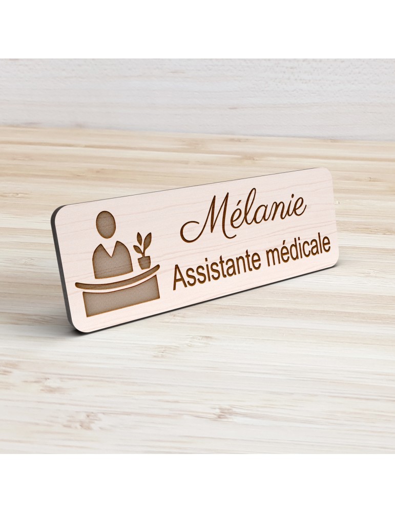 Badge personnalisé assistante médicale, motif accueil et santé, vue de présentation