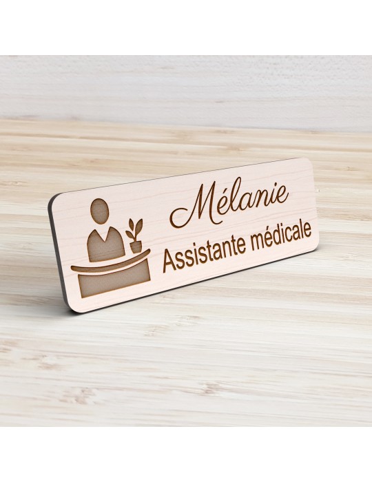 Badge personnalisé assistante médicale, motif accueil et santé, vue de présentation