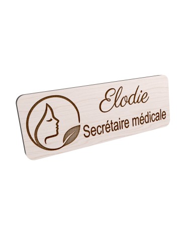 Badge personnalisé secrétaire médicale, motif accueil et santé, vue en biais