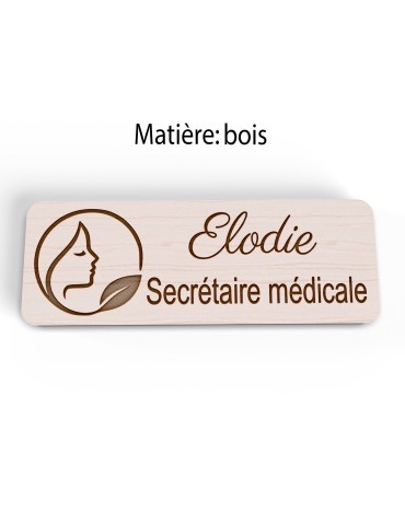 Badge personnalisé secrétaire médicale, motif accueil et santé, vue en biais 2