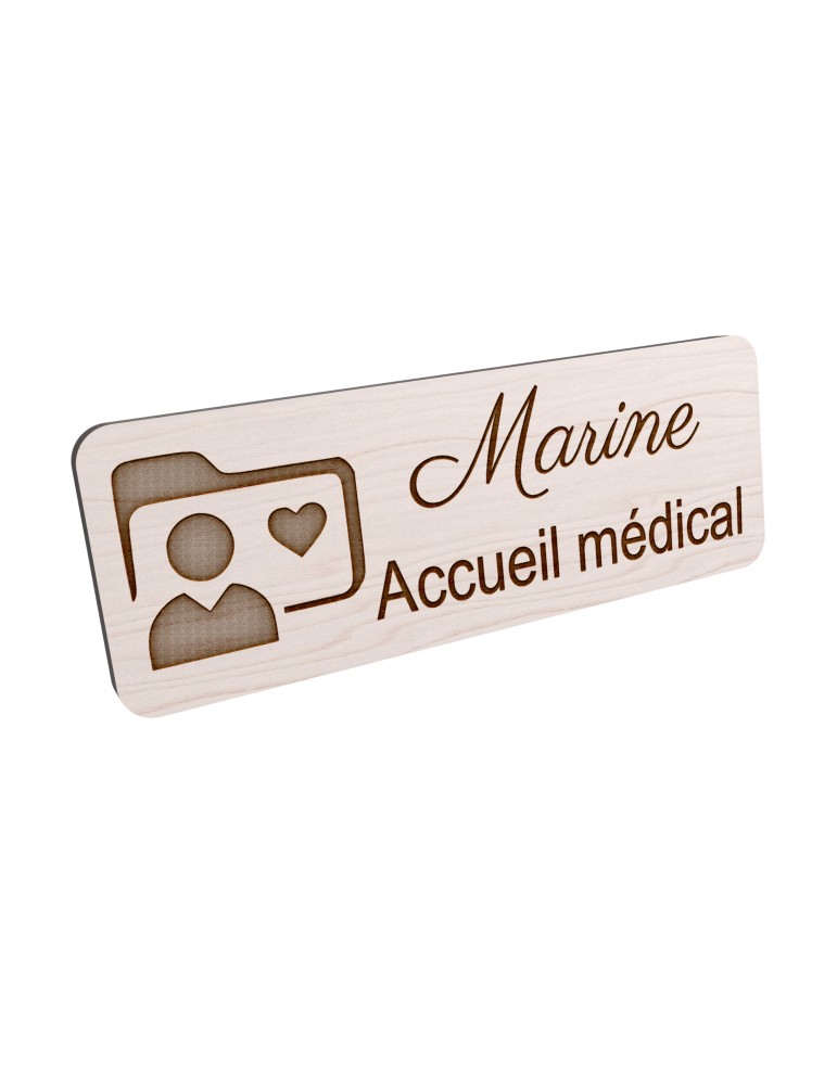 Badge personnalisé accueil médical, motif accueil et santé, vue en biais