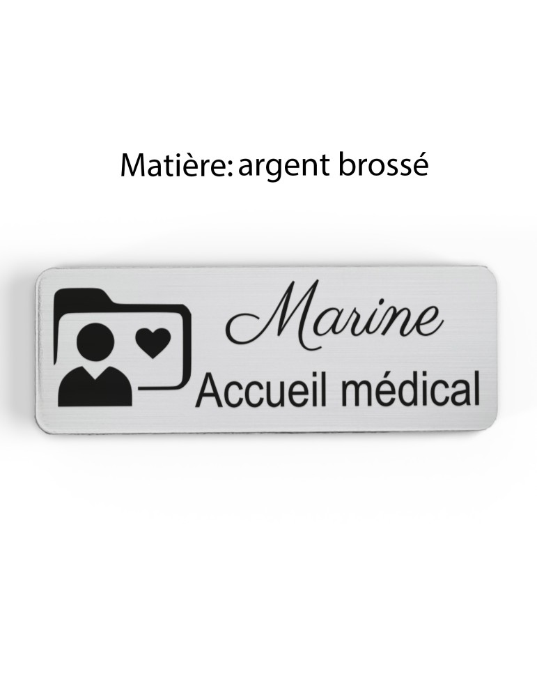 Badge personnalisé accueil médical, motif accueil et santé, finition argent brossé