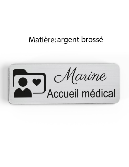 Badge personnalisé accueil médical, motif accueil et santé, finition argent brossé