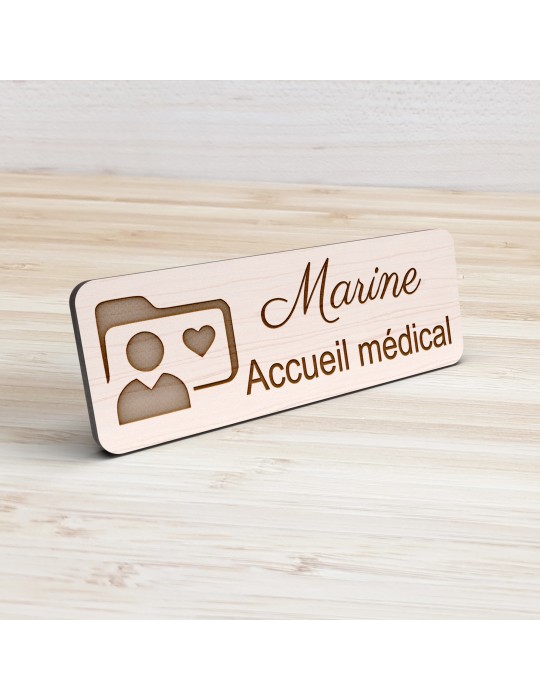Badge personnalisé accueil médical, motif accueil et santé, vue de présentation