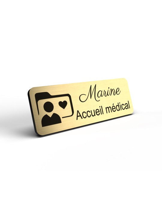 Badge personnalisé accueil médical, motif accueil et santé, détail de la finition or brossé