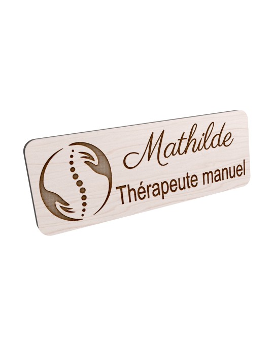 Badge personnalisé thérapeute manuel, motif colonne vertébrale et thérapie manuelle, vue en biais