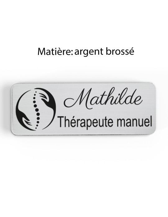 Badge personnalisé thérapeute manuel, motif colonne vertébrale et thérapie manuelle, finition argent brossé