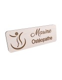 Badge personnalisé ostéopathe, motif colonne vertébrale et thérapie manuelle, vue en biais