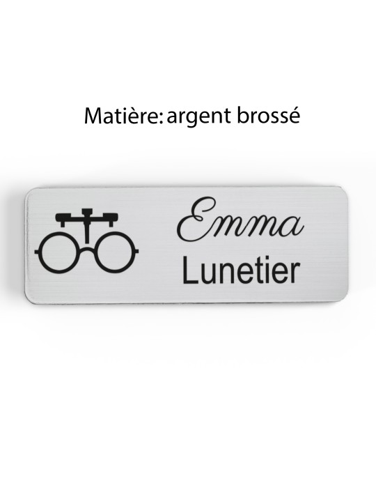 Badge personnalisé lunetier, motif optique et lunetterie, finition argent brossé