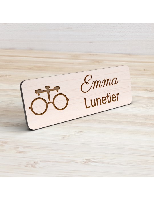 Badge personnalisé lunetier, motif optique et lunetterie, vue de présentation