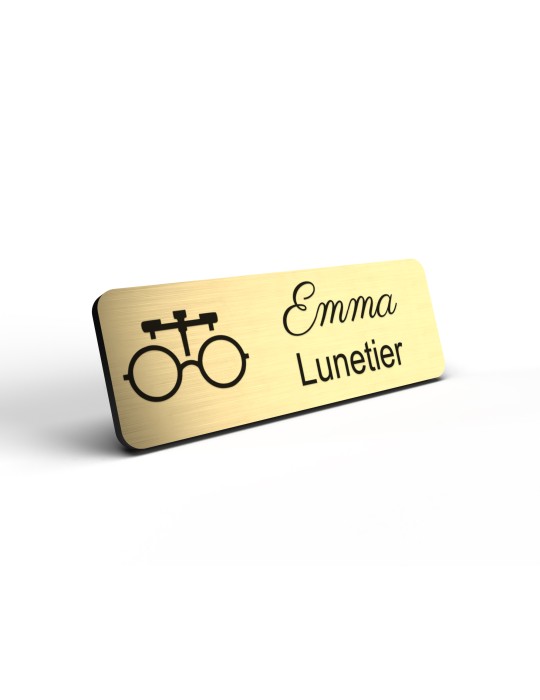 Badge personnalisé lunetier, motif optique et lunetterie, détail de la finition or brossé