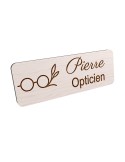 Badge personnalisé opticien, motif optique et lunetterie, vue en biais