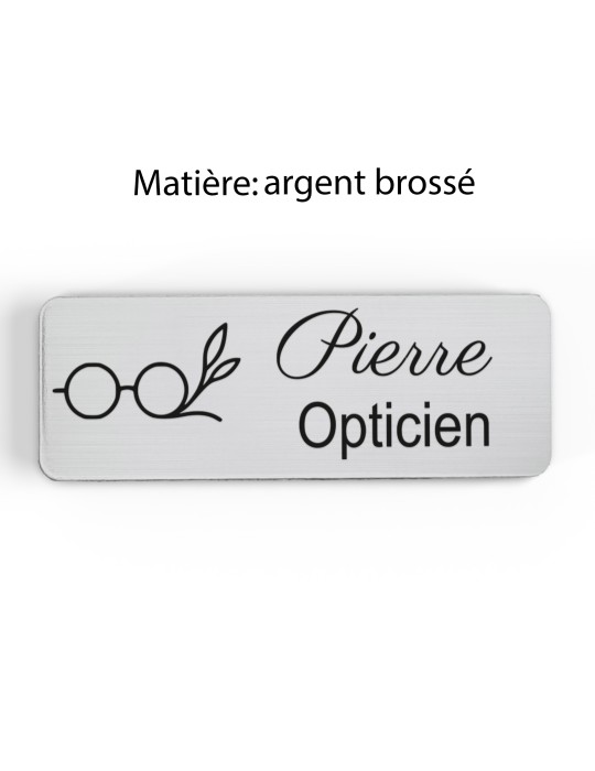 Badge personnalisé opticien, motif optique et lunetterie, finition argent brossé
