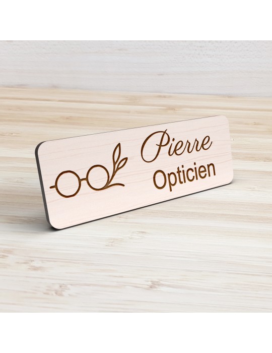 Badge personnalisé opticien, motif optique et lunetterie, vue de présentation