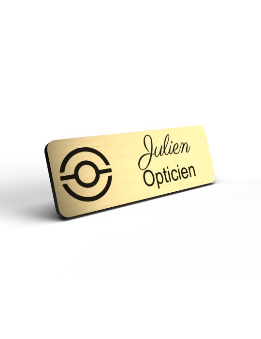 Badge personnalisé opticien, motif optique et lunetterie, détail de la finition or brossé