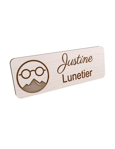 Badge personnalisé lunetier, motif optique et lunetterie, vue en biais