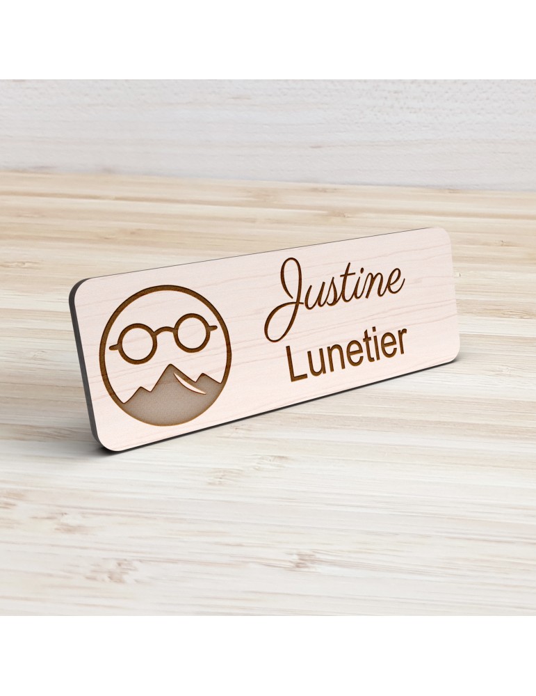 Badge personnalisé lunetier, motif optique et lunetterie, vue de présentation