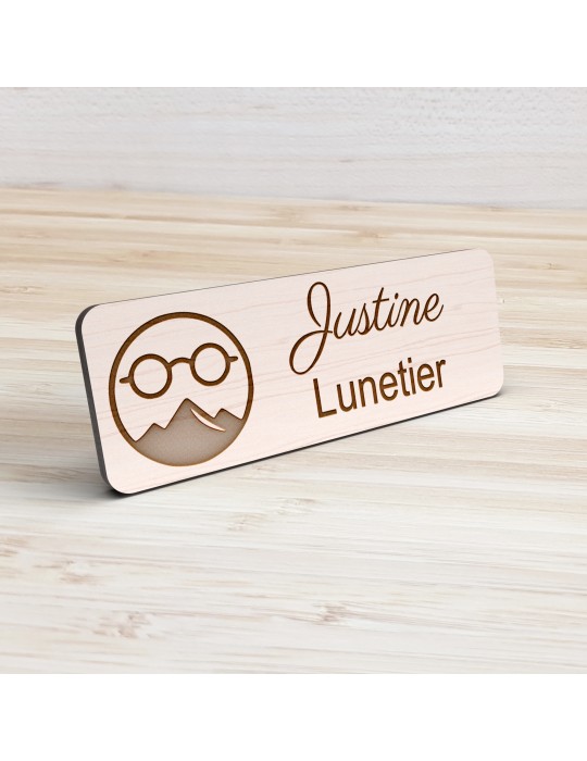 Badge personnalisé lunetier, motif optique et lunetterie, vue de présentation