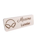 Badge personnalisé lunetier, motif optique et lunetterie, vue en biais