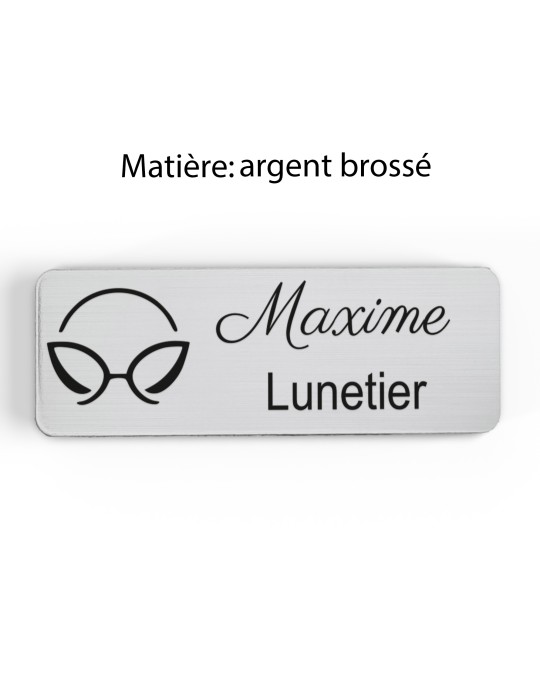 Badge personnalisé lunetier, motif optique et lunetterie, finition argent brossé