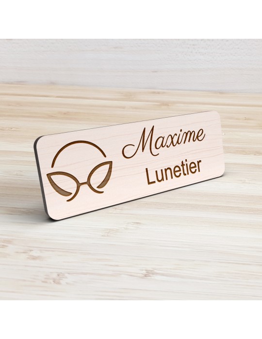 Badge personnalisé lunetier, motif optique et lunetterie, vue de présentation