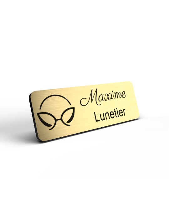 Badge personnalisé lunetier, motif optique et lunetterie, détail de la finition or brossé