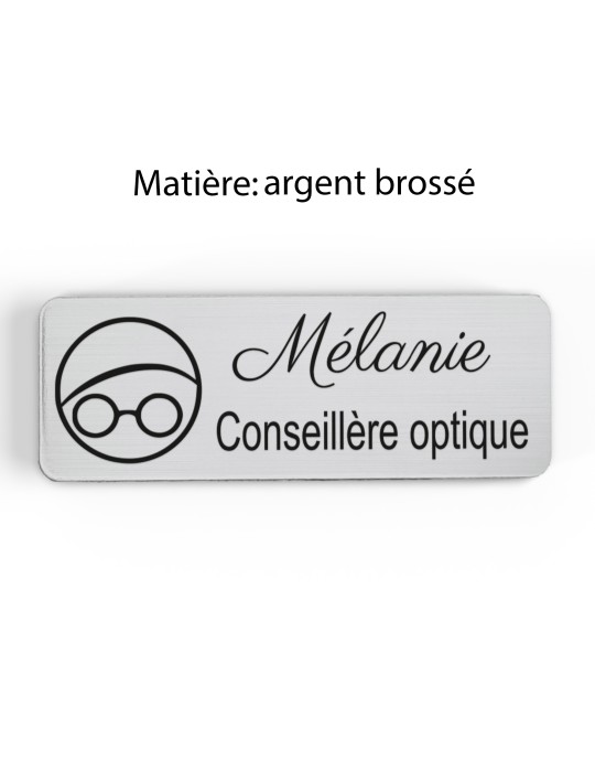 Badge personnalisé conseillère optique, motif optique et lunetterie, finition argent brossé