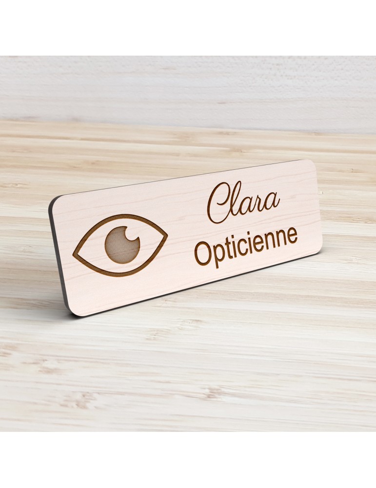 Badge personnalisé opticienne, motif optique et lunetterie, vue de présentation