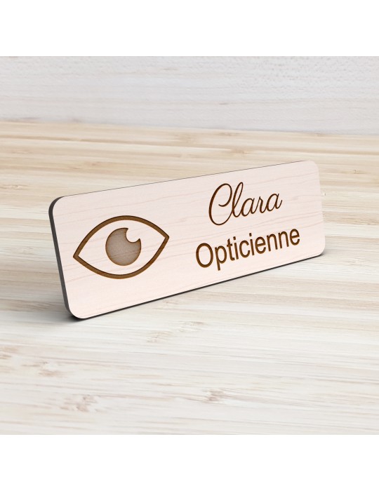 Badge personnalisé opticienne, motif optique et lunetterie, vue de présentation