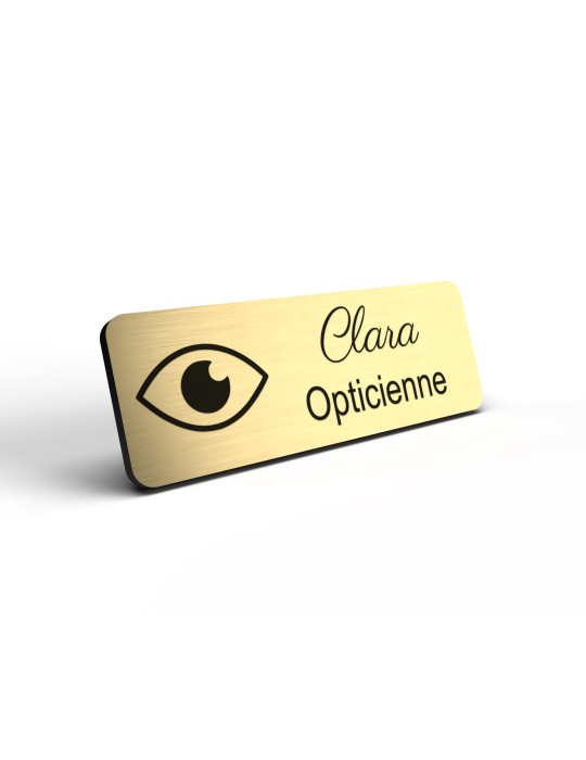 Badge personnalisé opticienne, motif optique et lunetterie, détail de la finition or brossé