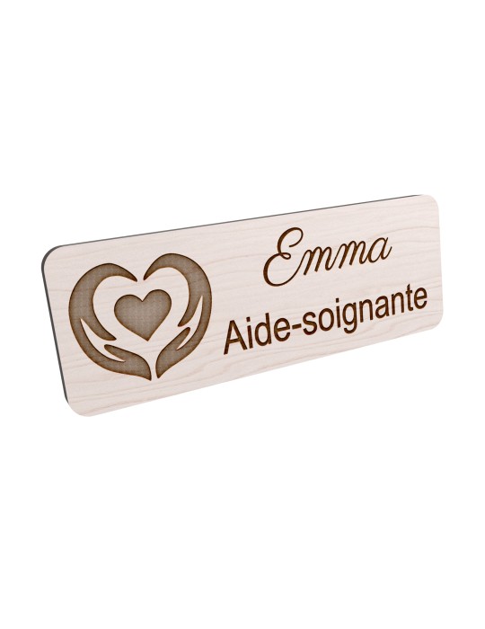 Badge personnalisé aide-soignante, motif soin et accompagnement, vue en biais