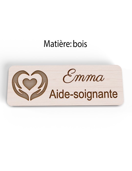 Badge personnalisé aide-soignante, motif soin et accompagnement, version bois vue à plat