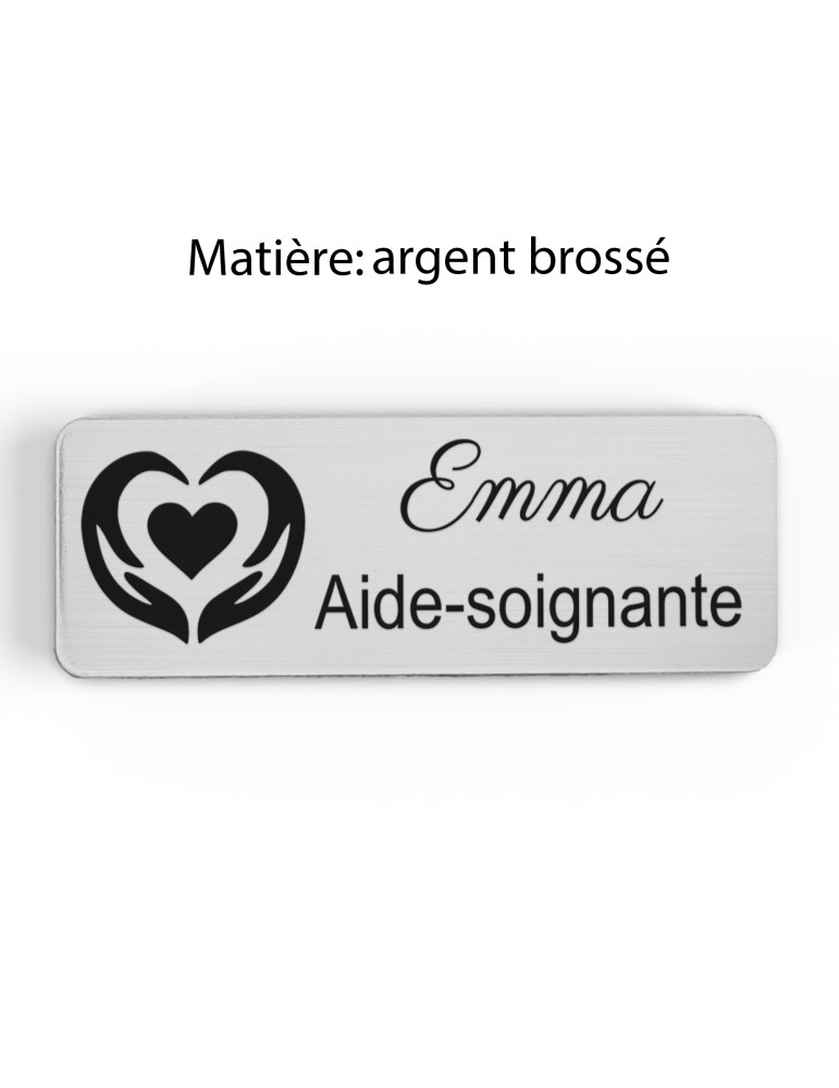 Badge personnalisé aide-soignante, motif soin et accompagnement, finition argent brossé